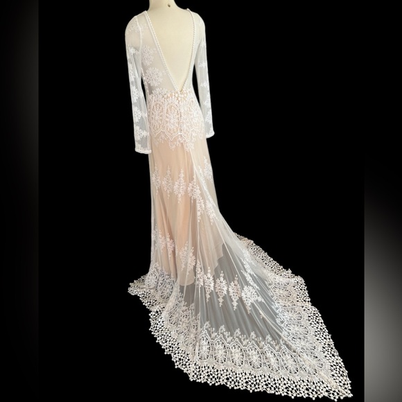 Dreamers and Lovers Aurora Wedding Dress - Picture 2 of 10